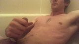 Twink pis en klaarkomt onder de douche snapshot 9