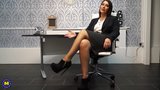 Reife MILF lädt Sie zu einem Treffen im Büro ein snapshot 1