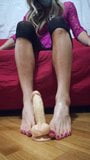 Dolce Janine pratica di sega con i piedi con dildo snapshot 11