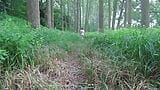 Outdoor-nackter Spaziergang beginnt durch Wald und Felder snapshot 4