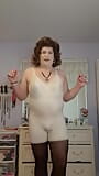 ¡La abuela Tranny Vicki tiene curvas mantecosas suaves y un gran trasero mojado! snapshot 16