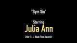 Umkleidekabine ficken und lutschen! MILF Julia Ann bekommt harten Schwanz im Fitnessstudio! snapshot 1