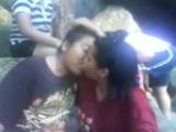 Malay- lezbiyen çift arkadaşlarının önünde öpüşüyor snapshot 6