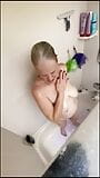 Une mamie sexy prend une douche! snapshot 8