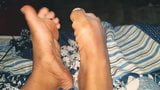 Sexy Ebenholz schüttelt ihre Füße für ihre Fußliebhaber snapshot 12