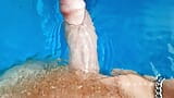 Facet w daczy wysyła spermę do basenu snapshot 9