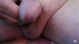 Pequeño pene masturbarse y correrse en primer plano snapshot 3