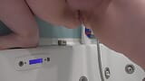 Reife muschi pisst in die badewanne. Mollige MILF zieht ihr schmutziges höschen aus und uriniert. Amateur-fetisch. PAWG. snapshot 12