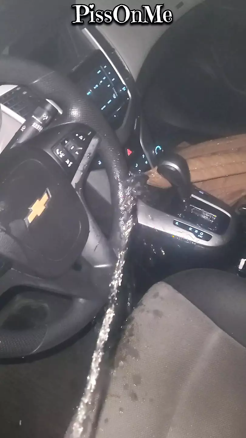 Kencing dalam kereta orang asing pada waktu malam