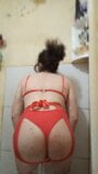 Ragazzo che indossa lingerie delle donne rosse sexy snapshot 16