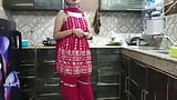 La traviesa India Saara enseña a follar a cuñado y cuñado la está follando tan duro que ella chorrea mientras folla en la cocina snapshot 1