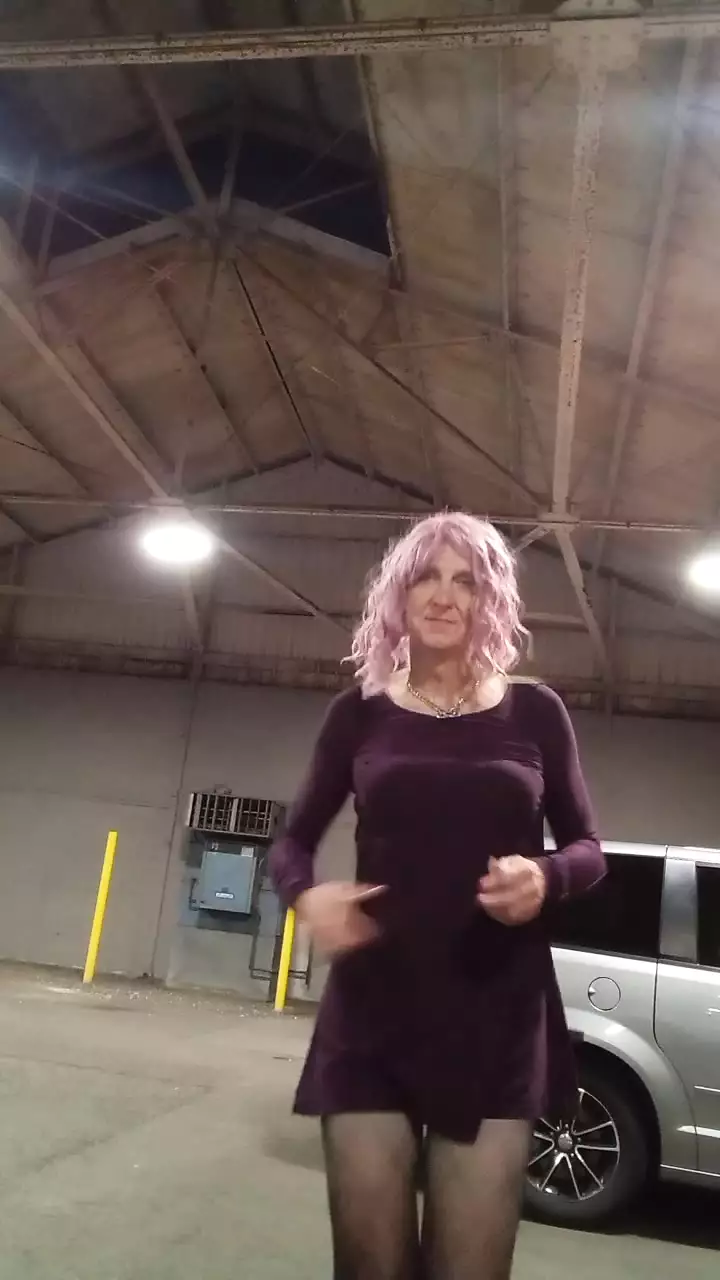 Celine prestes a desfrutar de outra boa noite. ela só deseja que você estivesse com ela.