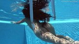 Andreina de luxe nada desnuda y guapa en la piscina snapshot 12