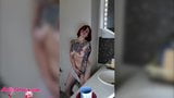 Ragazza carina sexy lavare i piatti sulla macchina fotografica snapshot 10