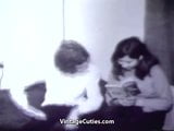 Jong meisje schommelt met twee mannen (vintage uit de jaren 60) snapshot 5