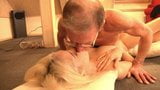 Oldman John baise une blonde sexy snapshot 15