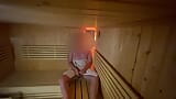 Riesiger erleichternder cumshot in der sauna, fast beim masturbieren erwischt snapshot 1