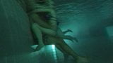 Casal na piscina snapshot 1