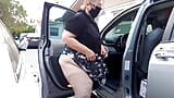 Heiße geile sSBBW milf mit dickem arsch öffentlich im auto mit schwarzem typen erwischt, muschi leckt und fickmaschine snapshot 1