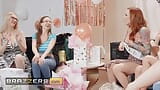 Joslyn James, Sophia Locke en Lia Lovely delen de lul van hun sekspop die een echte man werd - Brazzers snapshot 3