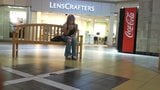 Lilly spielt mit Füßen im Einkaufszentrum snapshot 6