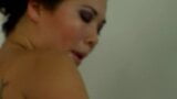 Brunette babe's eerste film in de badkamer snapshot 4