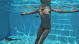 プールでフェルナンダReleveピンクの水着体操選手 snapshot 9
