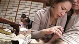 日本のセクシーな女の子は性交中出しのために足を広げる snapshot 11