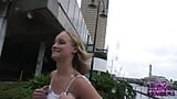 Rubia linda está desnuda en el centro de Tampa snapshot 5