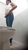 MOM PISSING IN THE BATHROOM WHILE EXPOSING HER BEAUTIFUL HAIRY PUSSY. snapshot 11