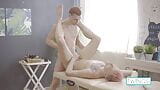 Michael, étalon pervers, fait un massage avec fin heureuse au garçon sexy snapshot 15