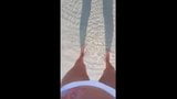 Pissen in een witte bikini op het strand snapshot 6