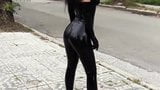 Ragazza goth ultra sexy che indossa rossetto nero in pubblico snapshot 3