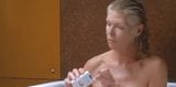 Susie porter dan kelly mcgillis di kamar mandi tata tota lesbian snapshot 6