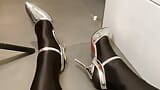 Talons argentés et masturbation en collants en spandex snapshot 1