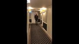 Sandra caminando en el pasillo del hotel snapshot 1