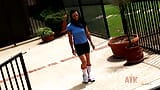 Menina morena se diverte depois do treino de futebol snapshot 1