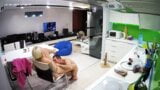 La milf rubia tatuada de pelo corto tiene sexo hardcore en la cocina snapshot 8