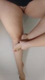 性感的胖美女自慰阴蒂并达到高潮。腿和脚。 snapshot 2