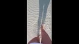 Pissen in een witte bikini op het strand snapshot 9