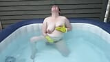 Guantes de goma desnudos fetiche en el jacuzzi snapshot 8