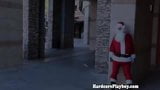 Брюнетка полна рождественских приветствий в любительском видео snapshot 1