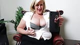 Mamei sexy cu țâțe mari Catherine îi place să ofere apeluri video murdare unor bărbați obraznici snapshot 2