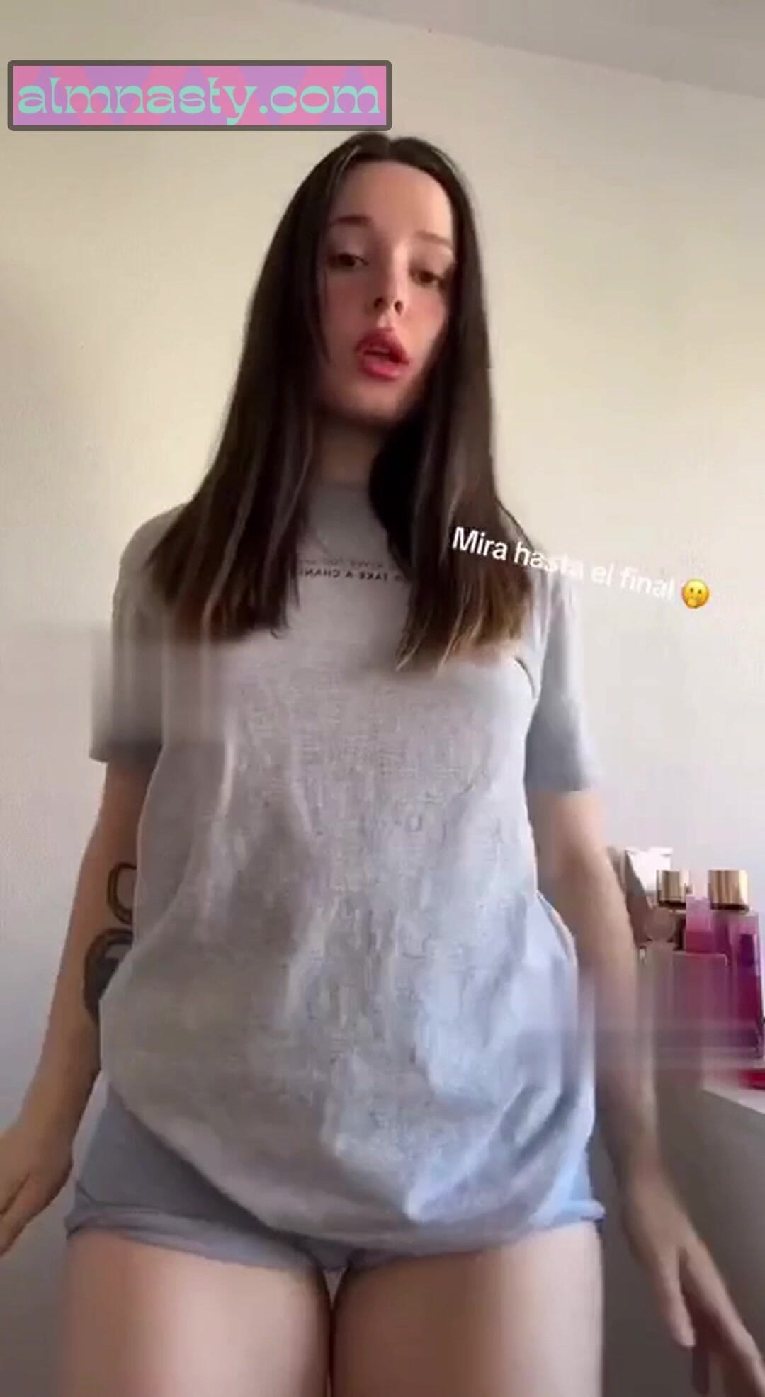 LATINA PROVOCA! Sexy latina adolescente rabuda tremendo