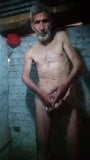 Pakistanischer alter Stiefvater spuckt Sperma im Badezimmer snapshot 5