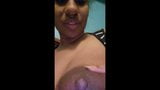 Zwart meisje streelt grote borsten en pompt melk op youtube snapshot 10