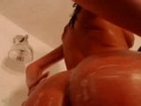 Camgirl jabonoso divertido en el bañera snapshot 4