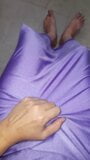 Si masturba indossando un abito lungo in spandex viola snapshot 3