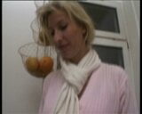 Blonde Milf zieht sich fuer ein paar Euro vor der Kamera aus snapshot 3