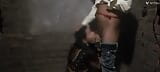 Une bhabhi du village desi suce une énorme bite et se fait baiser en levrette - vidéo virale snapshot 5